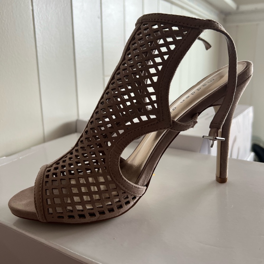 It’s brand new!!!!!beautiful tan color comfortable heel🔥
